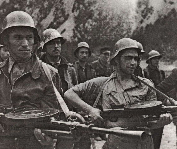 Soldados republicanos de la 43a División