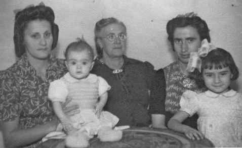 Luisa y sus hijas,  África Fernández y África Souza