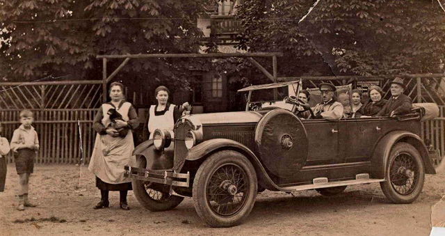 Don Pedro González, hacía viajes de España a Alemania como chofer de empresarios alemanes.Años 30s.