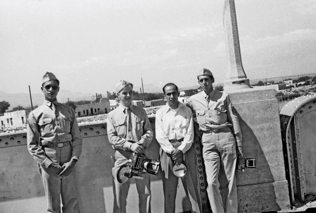 Francisco Mayo con fotógrafos militares. México