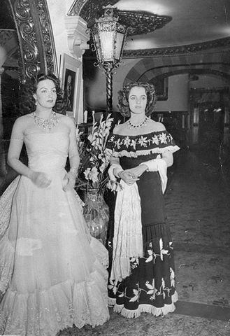 María Félix y Yolanda Varela (Reina de los Fotógrafos de Prensa)
