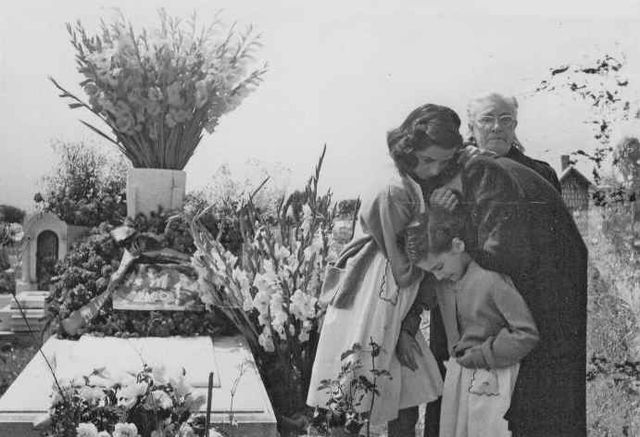 Luisita y Rosita Souza con su madre y su abuela 