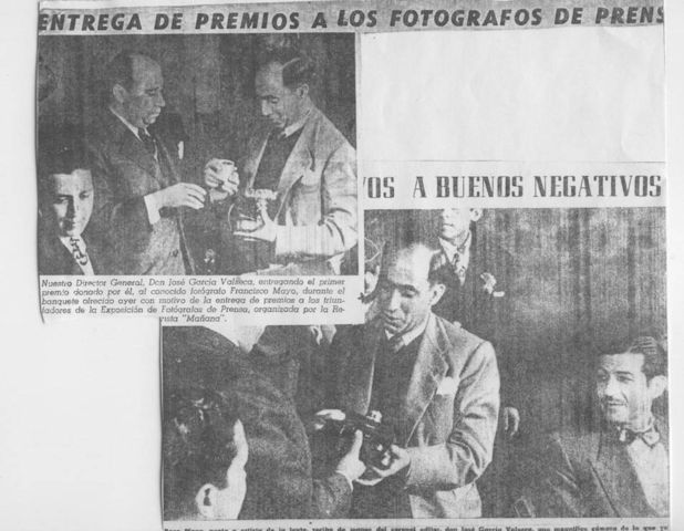 Francisco Mayo recibiendo como premio una cámara Leica México 1947
