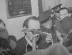 El jefe de la policía muestra el arma asesina de Trosky. 1940