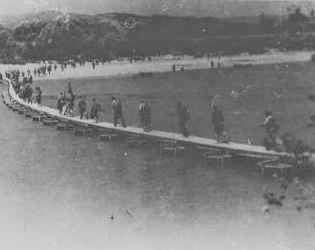 Republicanos cruzando el río Ebro