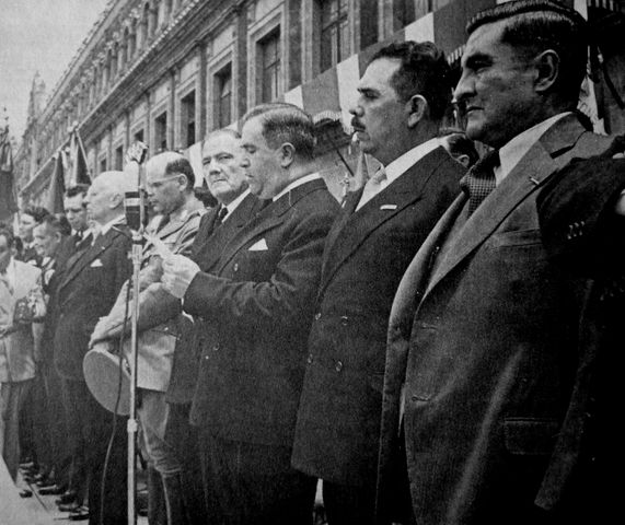 Declaratoria de guerra. Presidente Ávila Camacho y expresidentes de México. 1942