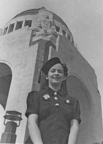 Asilada política posa frente al Monumento a la Revolución