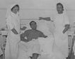 Luisa González como enfermera voluntaria cuida a Paco, en el hospital. 1936